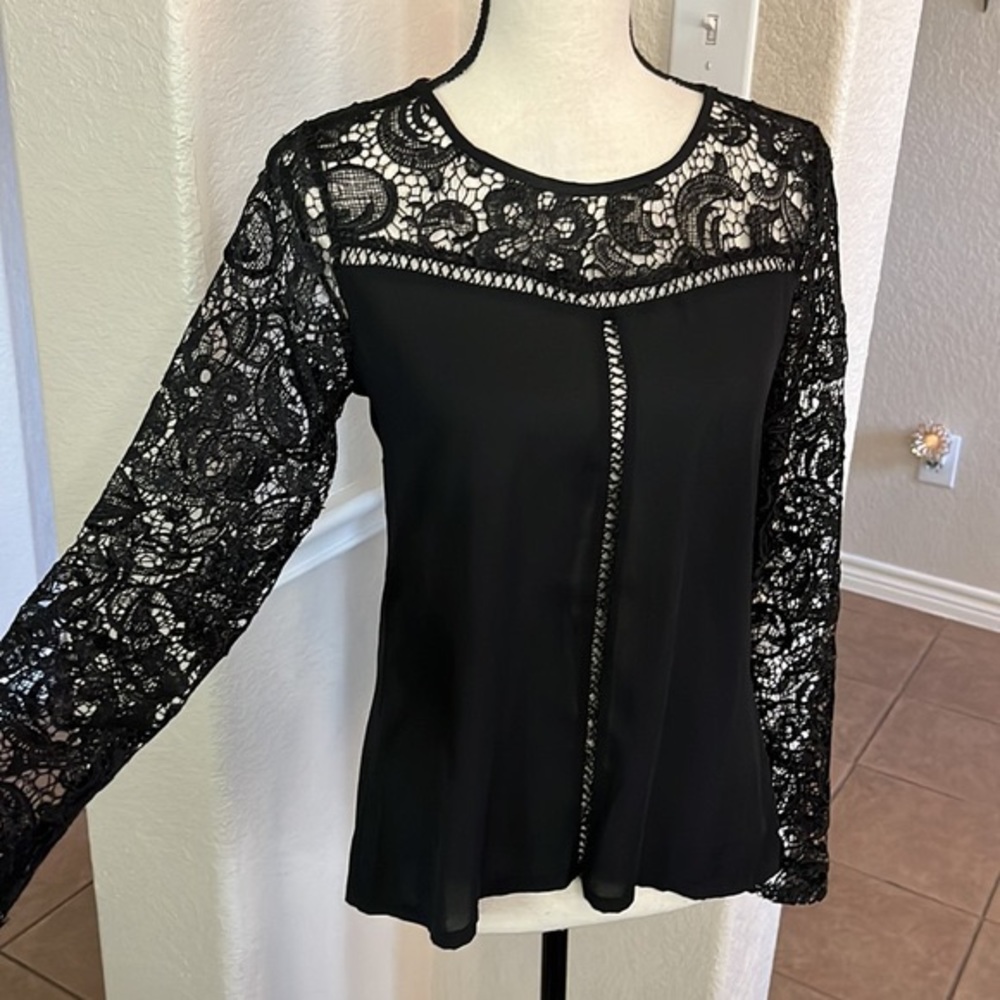 LULUMARI Black Long Sleeved Lace Top